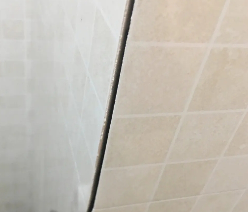 白山瓷砖空鼓维修公司分享阳台瓷砖脱落的修复过程可以分为以下几个步骤