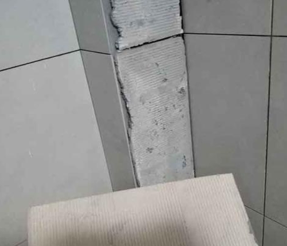 白山瓷砖空鼓维修公司分享下厨房瓷砖脱落的补救措施。